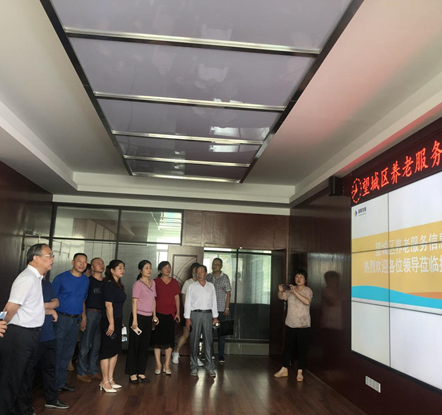 長沙、湘潭市人大調(diào)研發(fā)展養(yǎng)老公司雷鋒路社區(qū)居家養(yǎng)老服務中心